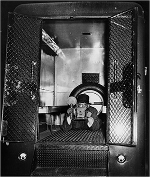 „Policijos vagonas - mano studija” - Weegee, 1938