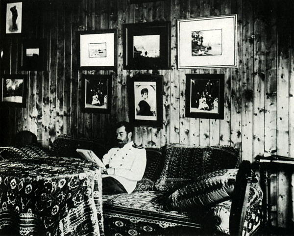 Nikolajus II savo kabinete Medžiotojų namelyje, 1901