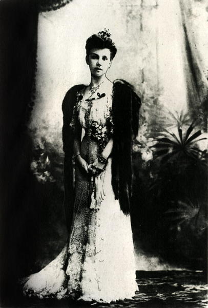 P.A. Stolypino duktė vilkinti balinę suknelę, 1900