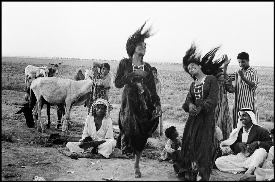 Inge Morath: Šokantys čigonai stovykloje netoli Katesifono, Irakas, 1956 m.